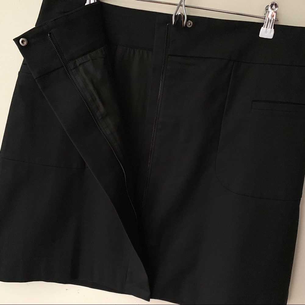 Lord & Taylor • 16 • Zip Front Black Short Skirt